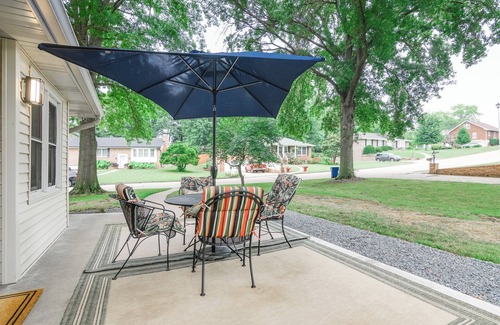Jefferson City Maison | Chic 4-BDR 3 BA Home in Safe, Desired Neighborhood 5 Min from State Capitol.