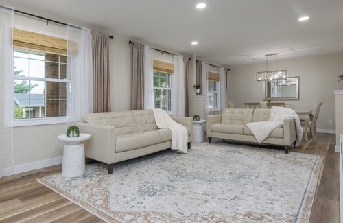 Jefferson City Maison | Chic 4-BDR 3 BA Home in Safe, Desired Neighborhood 5 Min from State Capitol.