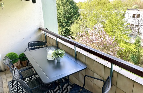 Kattenturm Villa | Chic 75m² 3-room apart. with balcony, view of the countryside, bus + train