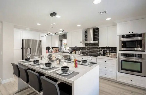 Paradise Valley Maison | CHIC SC-7BR/4Bath w/$200k yard, Heated Pool, Arcade by Entertainment District