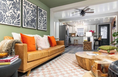 Detroit - Shoreway Maison | Chic and Artsy Bungalow in Ohio City - Two Master Suites, Turfed Yard + Bar!