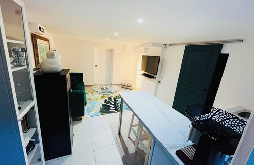 Tremblay-en-France Appartement | chic and peaceful at only 10 mins from Charles de Gaulle Airport