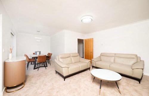Yeading Maison | Chic and Spacious 3BR Family Home with Garden