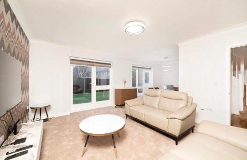 Yeading Maison | Chic and Spacious 3BR Family Home with Garden