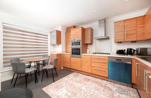 Yeading Maison | Chic and Spacious 3BR Family Home with Garden