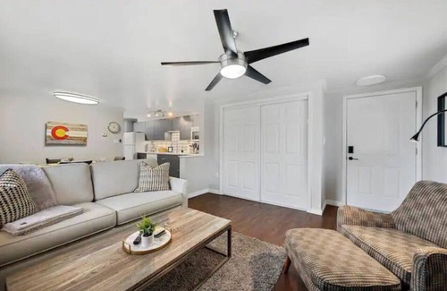 Englewood Appartement | Chic Apt 15min to Dwntwn Denver!