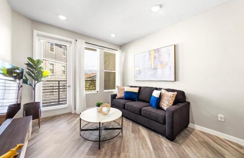 Sparks Appartement | Chic Apt with Jacuzzi, Pool Nr Casino & Shopping