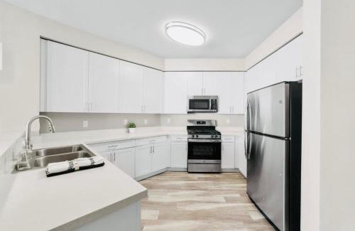 Sparks Appartement | Chic Apt with Jacuzzi, Pool Nr Casino & Shopping
