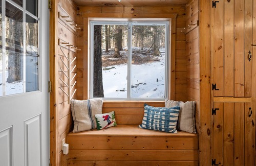 Winhall Cabine | Chic Cabin with Fireplace at Stratton Mountain