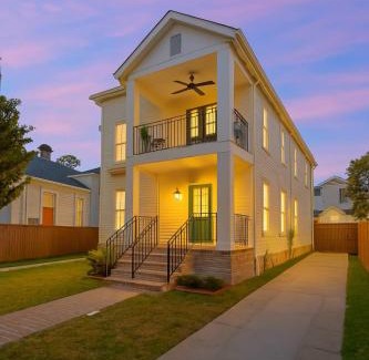 Touro Maison | Chic & Central - Renovated Gem with Gated Parking