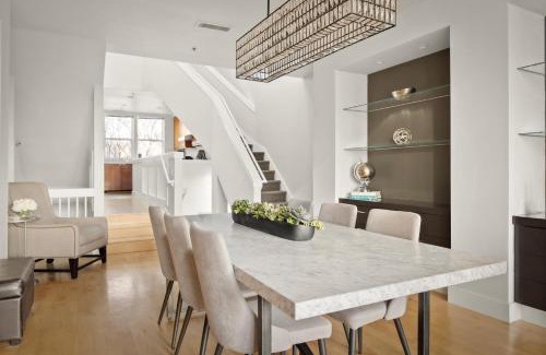 City Park West Maison | Chic City Park Home - Rooftop Deck - Skyline Views