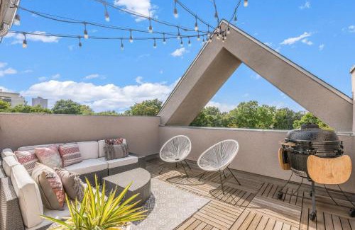 City Park West Maison | Chic City Park Home - Rooftop Deck - Skyline Views