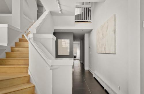 City Park West Maison | Chic City Park Home - Rooftop Deck - Skyline Views