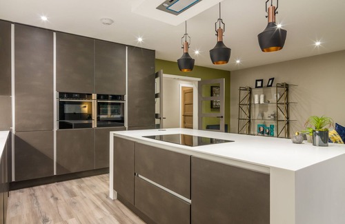 Duddingston Villa | Chic City Villa with Garden and Hot Tub