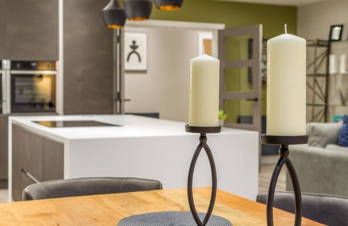 Duddingston Villa | Chic City Villa with Garden and Hot Tub