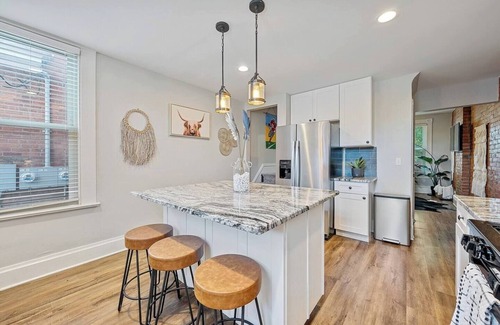 Downtown Columbus Maison | Chic Columbus Retreat with Reserved Parking