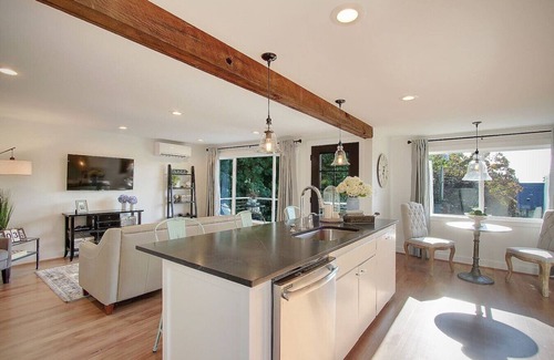 Moss Bay Maison | Chic & Comfy Upper 2B @DT Kirkland | Walk to Lake