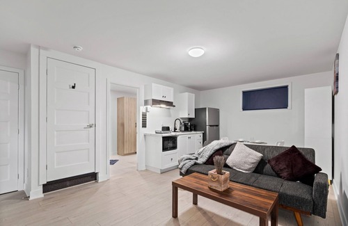 Longueuil Maison | Chic Condo ! 15 Mins from Downtown Montreal