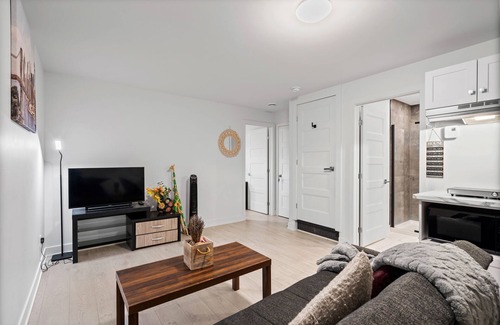 Longueuil Maison | Chic Condo ! 15 Mins from Downtown Montreal
