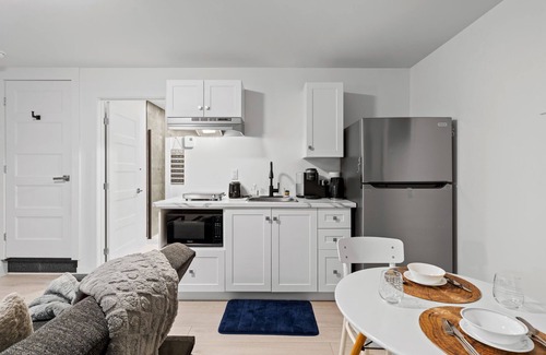 Longueuil Maison | Chic Condo ! 15 Mins from Downtown Montreal