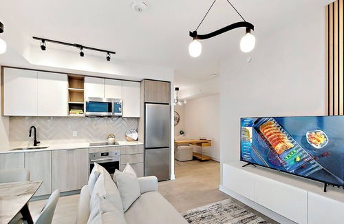 Islington - City Centre West Copropriété | Chic Condo in Prime Location – Stylish Stay with Easy Access to Everything!