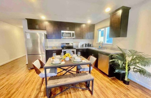 West Queen Anne Maison | Chic & Cozy 2BR/2BA in Queen Anne Comfortabl Stay