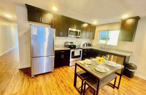 West Queen Anne Maison | Chic & Cozy 2BR/2BA in Queen Anne Comfortabl Stay