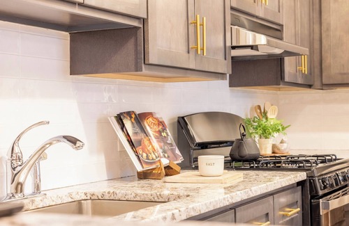 Harlem Appartement | Chic Designer Apt for 6, City Skyline Views, near Times Square!