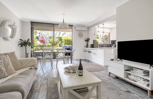 Manly Appartement | Chic designer garden apartment moments from beach!