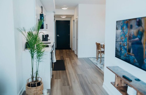 Kitchener Appartement | Chic Downtown Condo Retreat