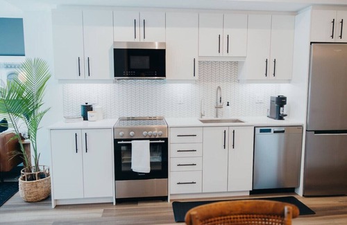 Kitchener Appartement | Chic Downtown Condo Retreat