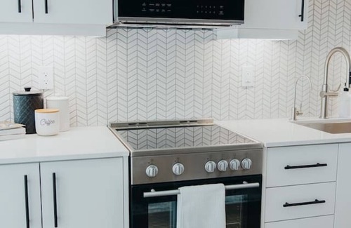 Kitchener Appartement | Chic Downtown Condo Retreat