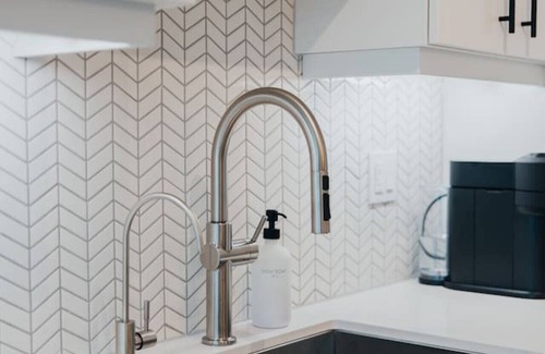 Kitchener Appartement | Chic Downtown Condo Retreat