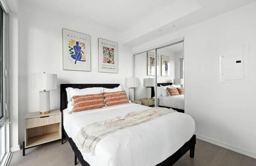 Downtown Toronto Appartement | Chic Downtown Toronto Haven - Private Patio