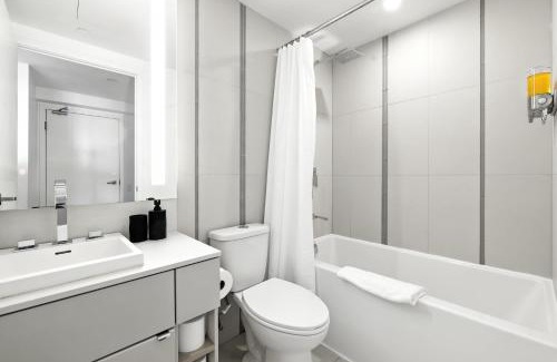 Downtown Toronto Appartement | Chic Downtown Toronto Haven - Private Patio