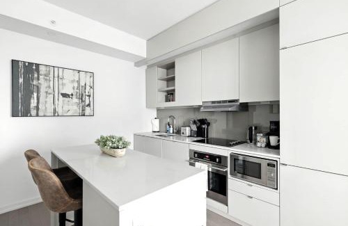 Downtown Toronto Appartement | Chic Downtown Toronto Haven - Private Patio