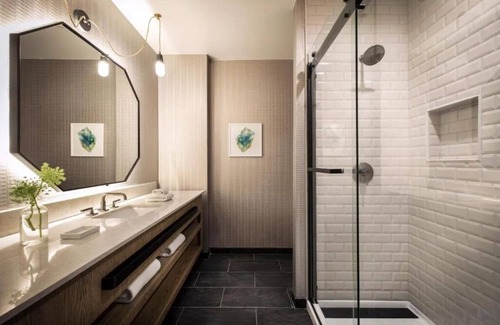 Downtown Denver Hôtel | Chic Escape Near Coors Field | Pets Welcome | Premium Room with 2 Queen Beds