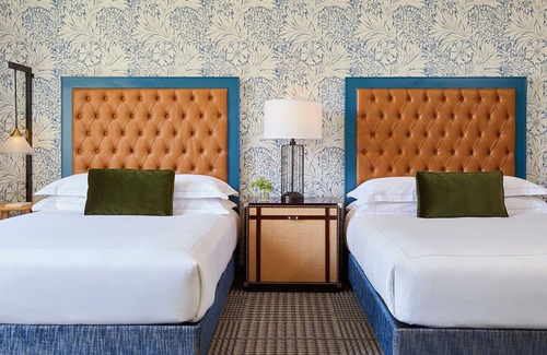 Downtown Denver Hôtel | Chic Escape Near Coors Field | Pets Welcome | Premium Room with 2 Queen Beds