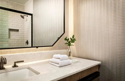 Downtown Denver Hôtel | Chic Escape Near Coors Field | Pets Welcome | Premium Room with 2 Queen Beds