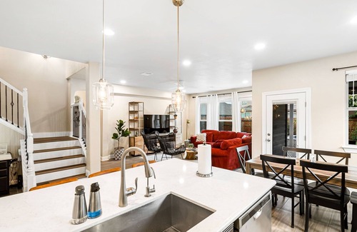 West San Antonio Maison | La Estancia: Chic Family Home with Heatable Pool - 10 min from SeaWorld!