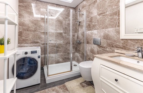 Gaziosmanpasa Appartement | Chic Flat 20 min to Kanyon Mall in Gaziosmanpasa