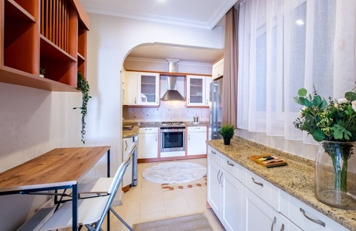 Moda Appartement | Chic Flat with Balcony near Moda Shore