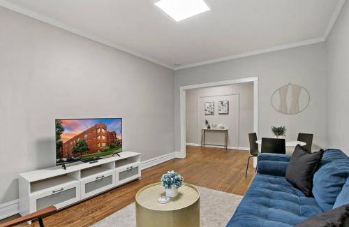 Avondale Appartement | Chic & Fully Furnished 2BR Apartment - Roscoe 1