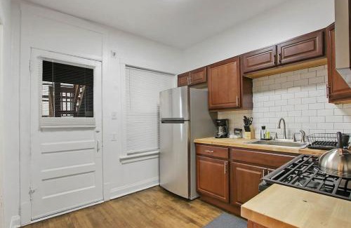 Avondale Appartement | Chic & Fully Furnished 2BR Apartment - Roscoe 1