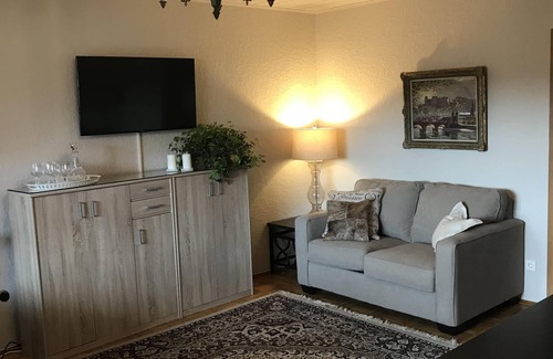 Hirschhorn Appartement | Chic furnished apartment in a beautiful location with gardens and a view.
