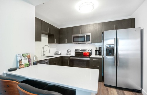 Rush and Division Appartement | Chic Gold Coast Convertible w/ Lounge near Oak Street by Blueground