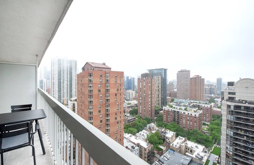 Rush and Division Appartement | Chic Gold Coast Convertible w/ Lounge near Oak Street by Blueground