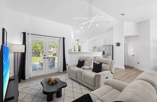 Gulf Gate Estates Maison | Chic happens 3/2pool 5min from Siesta