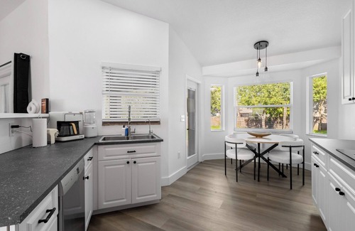 Gulf Gate Estates Maison | Chic happens 3/2pool 5min from Siesta