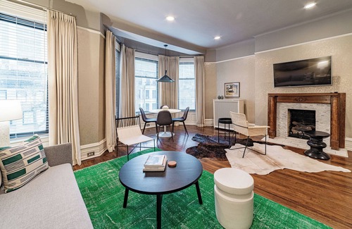 Gold Coast Appartement | Chic & Historic Apartment Steps from Mag Mile